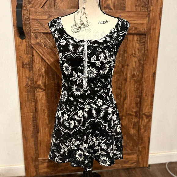 Urban Outfitters Dresses & Skirts - Urban outfitters black and white‎ floral ribbed stretchy dress size small